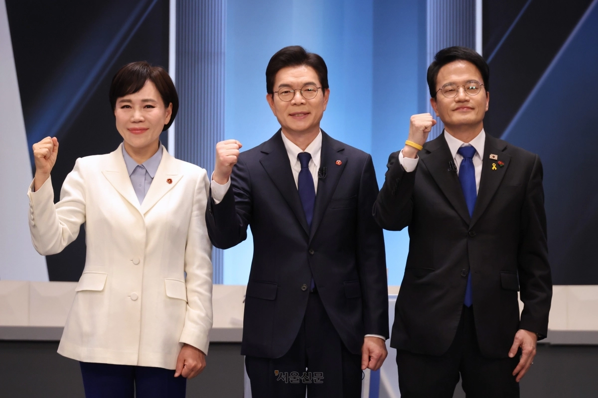 정원오(가운데) 더불어민주당 서울시장 예비후보와 전현희(왼쪽), 박주민 후보가 지난 3일 서울 여의도 KBS 스튜디오에서 열린 더불어민주당 서울시장 본경선 후보자 2차 합동토론회에서 기념촬영을 하고 있다. 국회사진기자단
