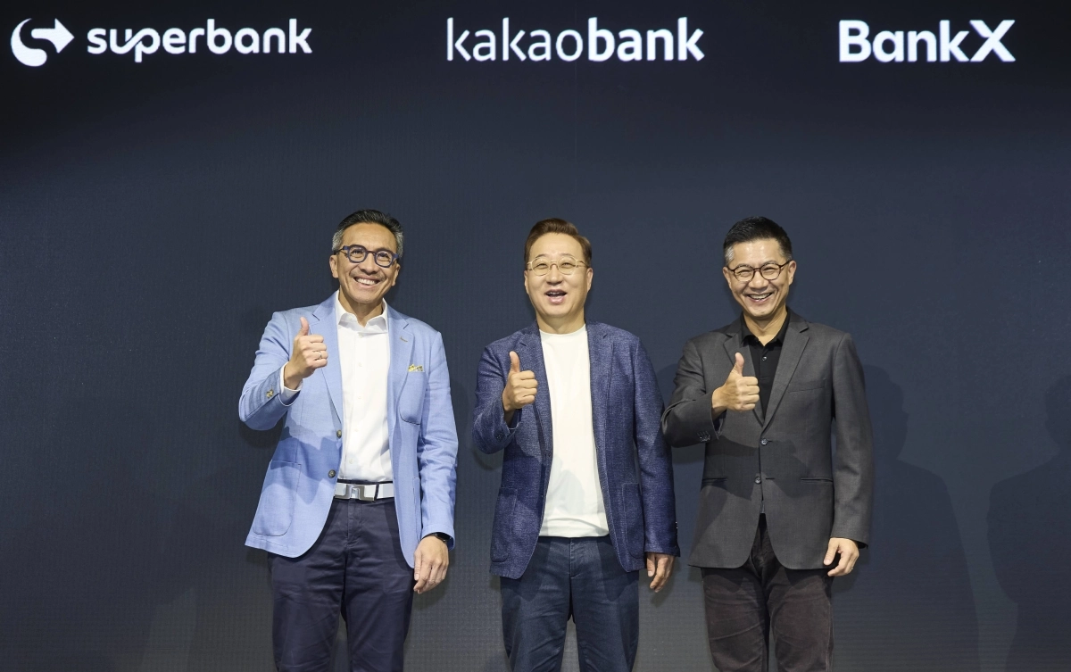 윤호영 카카오뱅크 대표(가운데)가 8일 서울 여의도 페어몬트 앰배서더 호텔에서 열린 ‘2026 카카오뱅크 프레스톡’에서  티고르 M. 시아한 슈퍼뱅크 대표(왼쪽), 뿐나맛 위찟끌루왕싸 뱅크X 대표(오른쪽)와 함께 기념 촬영을 하고 있다. 카카오뱅크 제공