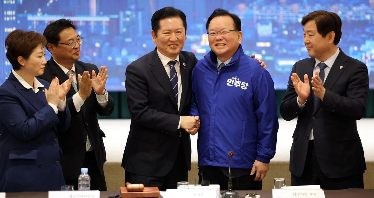 김부겸 후보에게 당 점퍼 입혀주는 정청래 대표