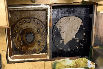 적발 현장에서 발견된 비밀 창고. 관세청 제공