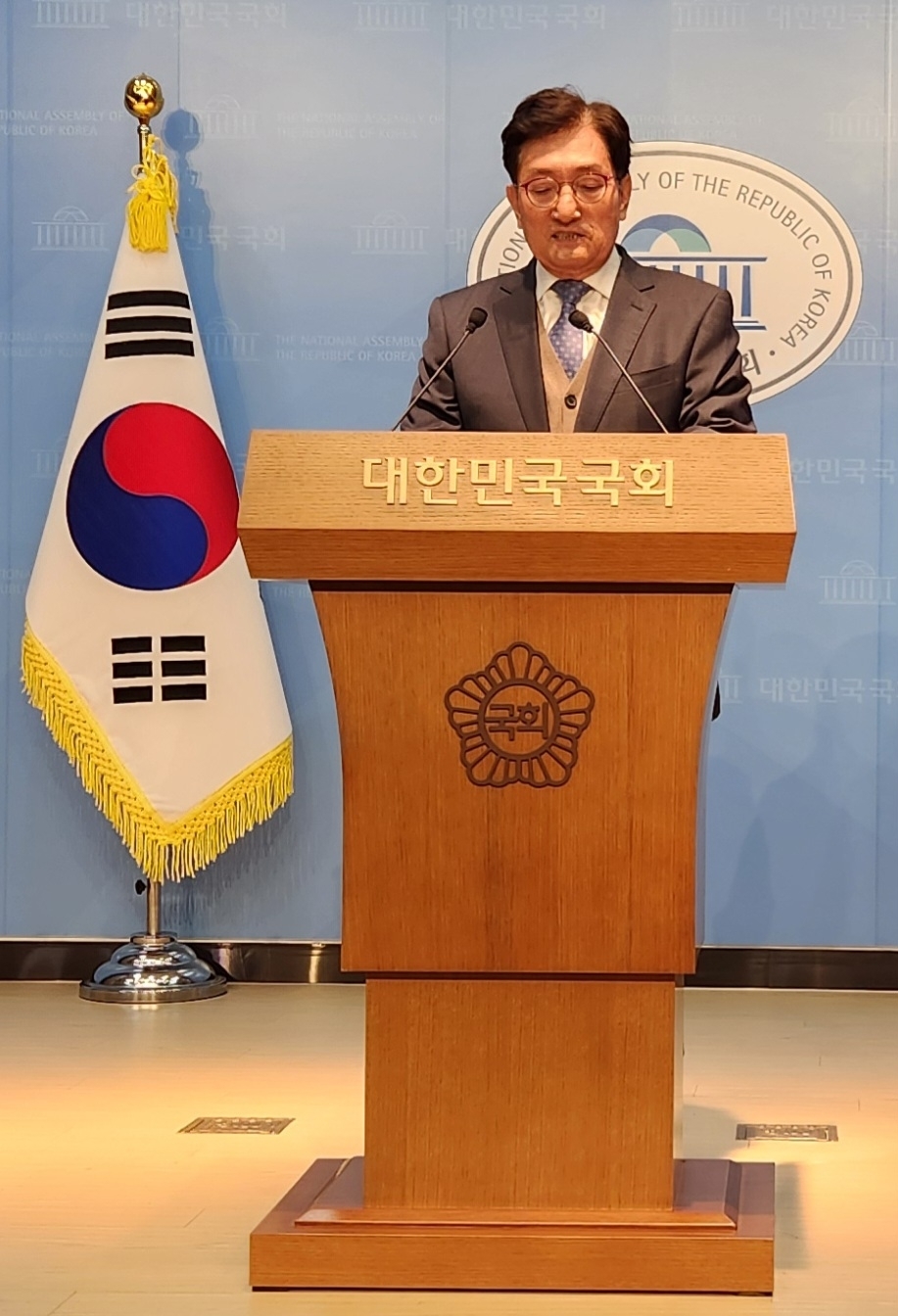 노영민 전 대통령 비서실장이 8일 국회에서 더불어민주당 충북지사 후보 경선 과정의 불법과 편법 의혹을 규명해달라는 기자회견을 하고 있다.