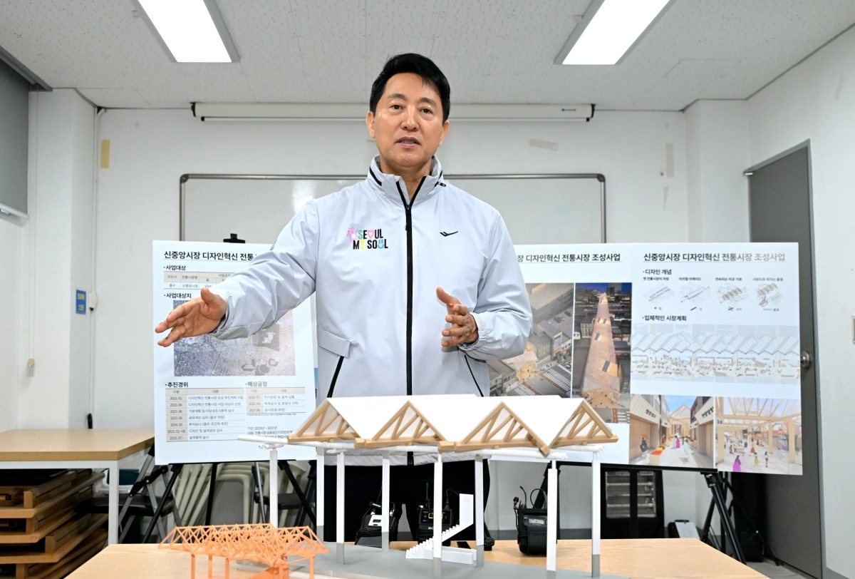 오세훈 서울시장이 8일 중구 신중앙시장을 찾아 ‘디자인혁신 전통시장 조성사업’ 계획을 설명하고 있다. 서울시 제공