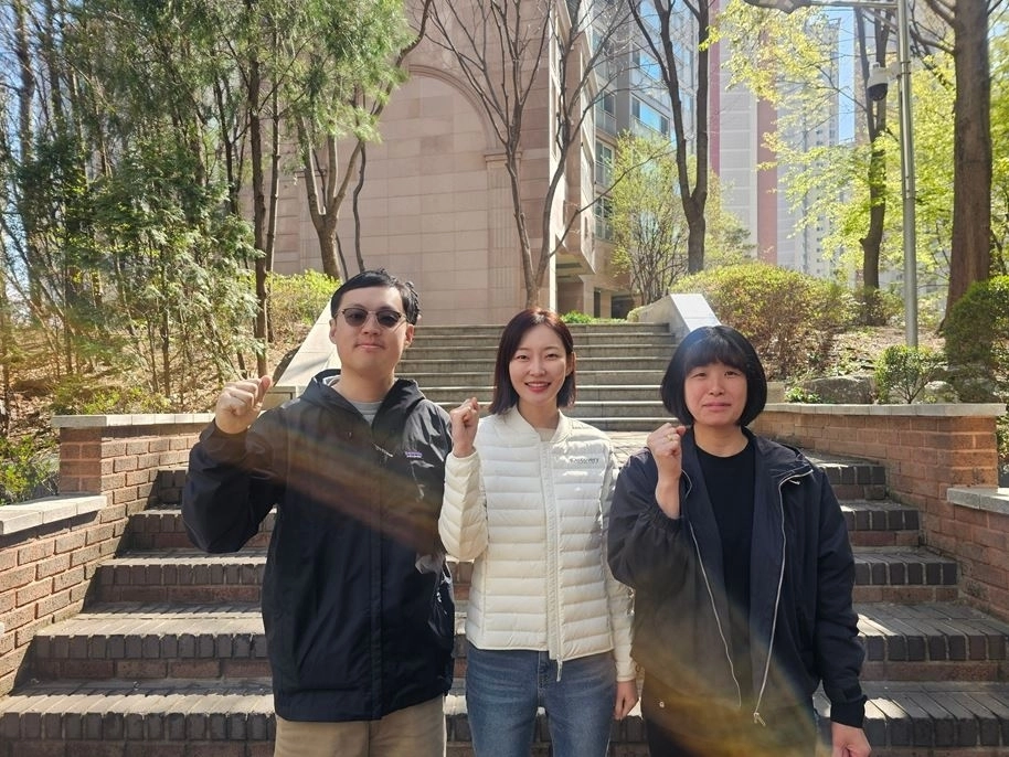 사업대상지에서 기념촬영하는 김혜지 의원(가운데)과 현대홈타운 입주자대표 회장(왼쪽 첫 번째), 롯데캐슬퍼스트 관리이사(오른쪽 첫 번째)