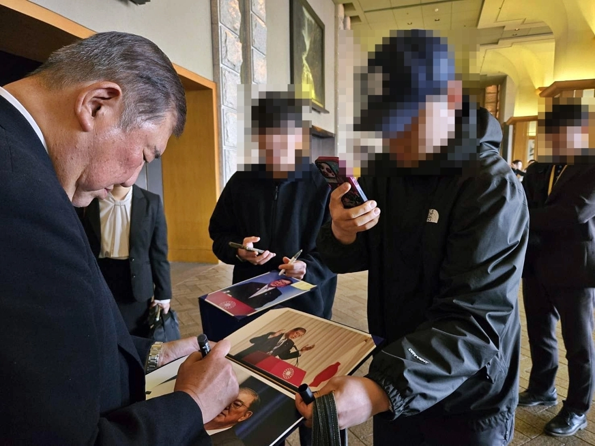 이시바 시게루 전 일본 총리는 8일 공식 소셜미디어(SNS) 엑스(X) 계정에 “한국 젊은이들에게 사인 요청을 받았다”라는 짧은 글과 사진을 공유했다. 사진에는 이시바 전 총리가 그의 사진첩을 내민 청년들에게 직접 사인해주는 모습이 담겨 있다. 2026..4.8 엑스