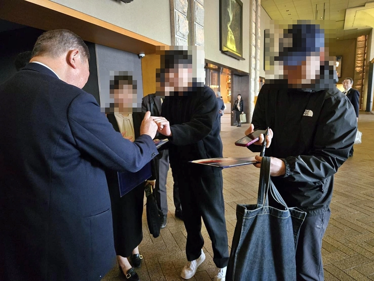 이시바 시게루 전 일본 총리는 8일 공식 소셜미디어(SNS) 엑스(X) 계정에 “한국 젊은이들에게 사인 요청을 받았다”라는 짧은 글과 사진을 공유했다. 사진에는 이시바 전 총리가 그의 사진첩을 내민 청년들에게 직접 사인해주는 모습이 담겨 있다. 2026..4.8 엑스