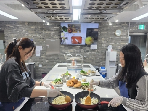 서울 노원구 주민이 영양교육 프로그램 ‘더 바른 식탁’에서 실습하고 있다.  노원구 제공