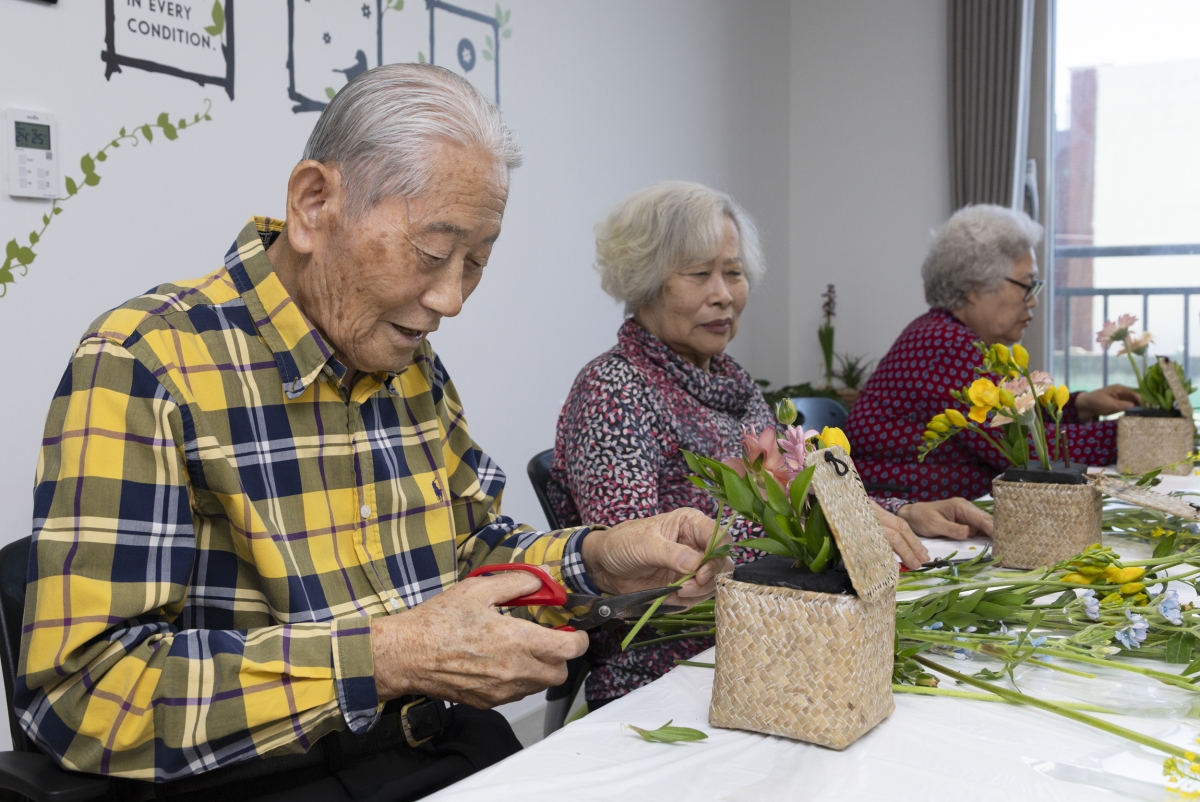 대전 대덕구 케어안심주택 ‘늘봄채’에 입주한 어르신들이 건물 내 방문의료지원센터에서 꽂꽂이를 배우고 있다.  보건복지부 제공