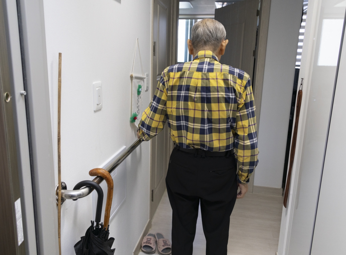 대전 대덕구 케어안심주택 ‘늘봄채’ 장덕기(92) 어르신의 집. 들어가는 입구에 안전바가 설치되어 있다. 보건복지부 제공