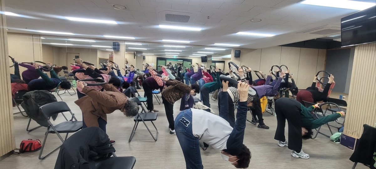대전 대덕구 돌봄건강학교에서 어르신들이 근력 강화 운동을 하고 있다.  이현정 기자