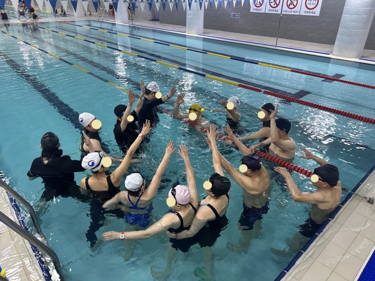 이달 1일 서울 강북구 문화예술회관 지하 1층 수영장에서 수중재활운동 프로그램이 진행되고 있다. 강북구 제공