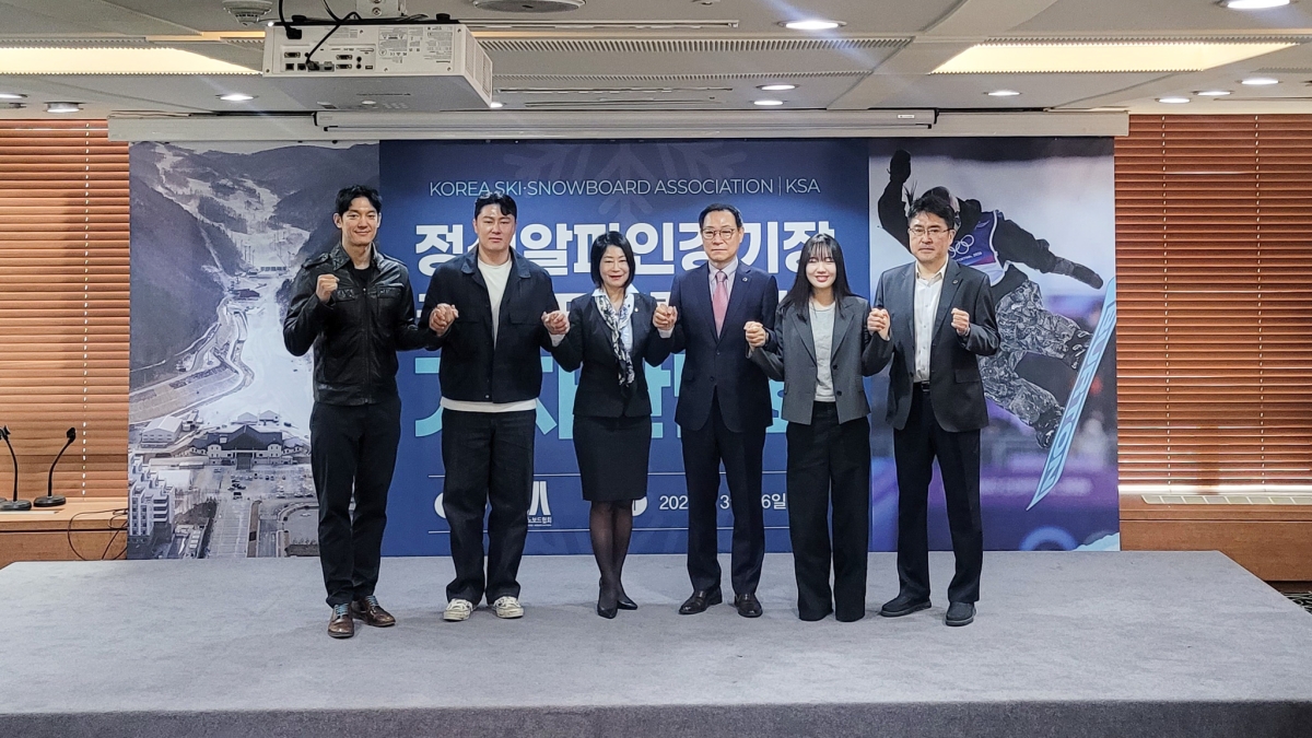 (왼쪽부터)박재민 대한스키스노보드협회 심판위원장, 김상겸 스노보드 선수, 김나미 대한체육회 사무총장, 최홍훈 대한스키스노보드협회장, 유승은 스노보드 선수, 류제훈 대한스키스노보드협회 국장이 국제규격의 국내 유일 활강 경기장인 ‘정선 알파인경기장’ 철거를 반대하는 입장을 밝힌 뒤 손을 잡고 기념사진을 찍고 있다. 대한체육회 제공