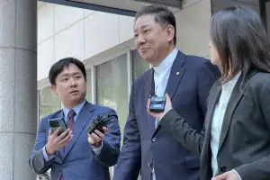 ‘13개 혐의’ 6차 소환 김병기 “영장 신청되겠나”…웃으며 “무죄 자신”