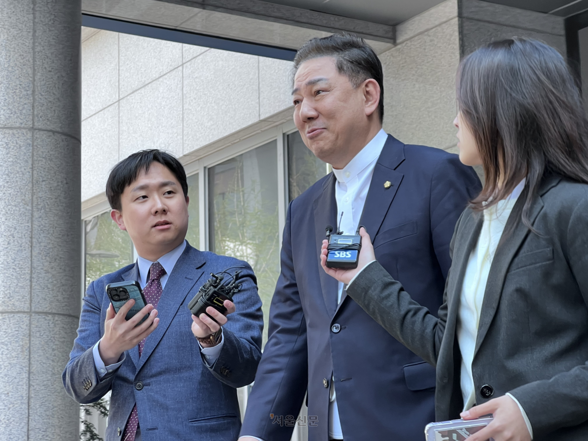 김병기(가운데) 무소속 의원이 8일 서울 마포구 서울경찰청 광역수사단을 나서며 취재진 질문에 답하고 있다. 이지 수습기자