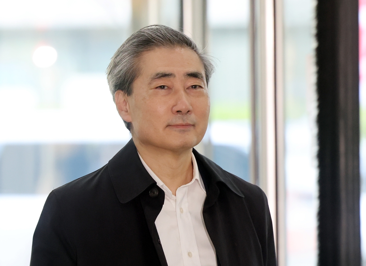 신현송 한국은행 총재 후보자가 8일 서울 중구 한화금융플라자에 마련된 인사청문회 준비사무실로 출근하고 있다. 2026.4.8. 연합뉴스