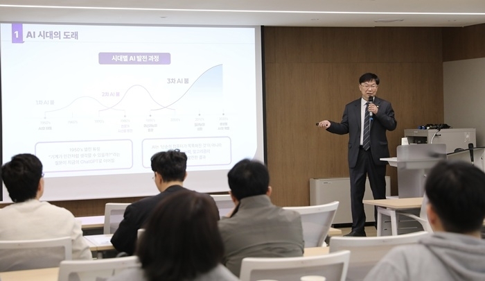 안형준 국가데이터처장이 8일 서울 성북구 고려대학교에서 교육생들에게 시대별 AI 발전 과정을 설명하며 데이터의 중요성을 강조하고 있다. (사진 제공=국가데이터처)