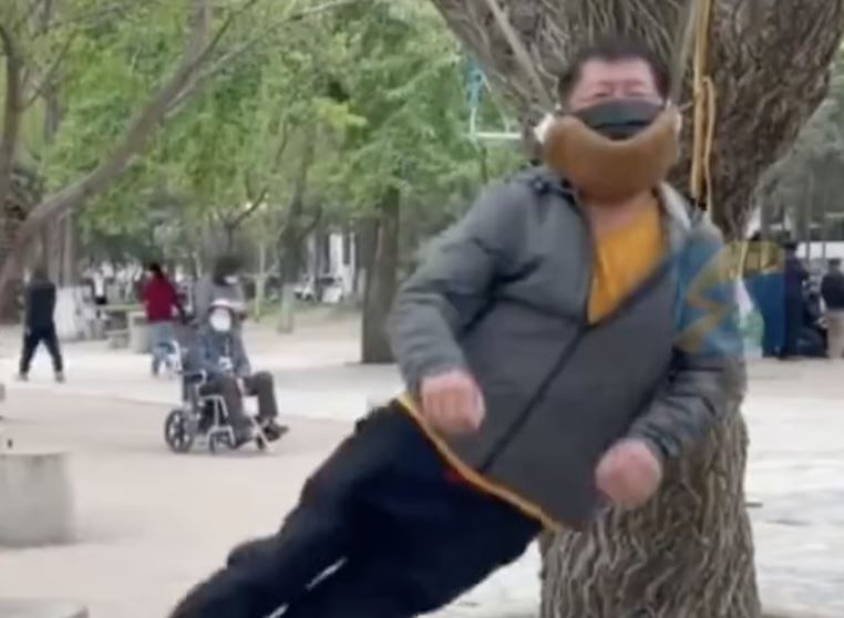 중국의 한 공원에서 나무에 목을 걸고 몸을 시계추처럼 흔드는 ‘목 매달기 운동’을 하는 남성. 노년층 사이에서 시작된 이 운동이 최근 젊은층으로까지 확산되면서 의료계의 우려가 커지고 있다. 웨이보