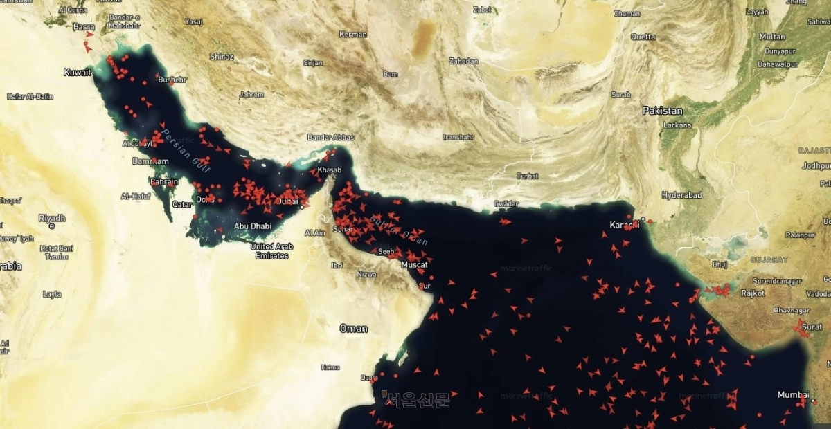 한국시간 8일 오후 2시 30분 호르무즈 해협. 미국과 이란 전쟁으로 이란 혁명수비대가 호르무즈 해협을 봉쇄하면서 선박들이 해협 주변에 몰려 있다. 이날 양국이 2주간 휴전에 합의하면서 호르무즈 해협 봉쇄도 풀릴 전망이다. 마린트래픽 캡처