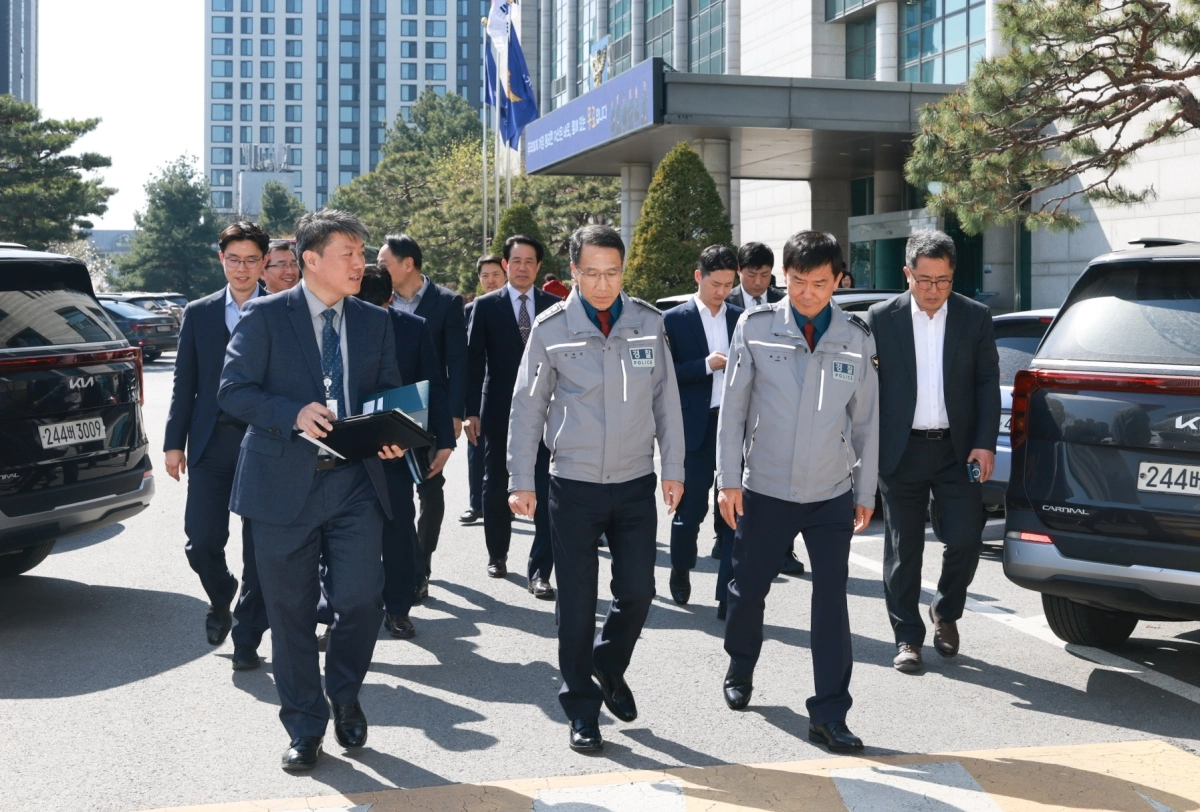유재성(앞줄 가운데) 경찰청장 직무대행이 8일 경기남부경찰청 사이버수사대를 찾아 허위·조작 정보 대응 현황을 점검하고 있다. 경찰청 제공