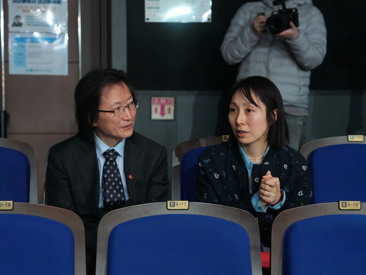 주병기(왼쪽) 공정거래위원장이 8일 경기 고양 EBS 스페이스홀을 방문해 관계자와 대화하고 있다. 공정거래위원회 제공