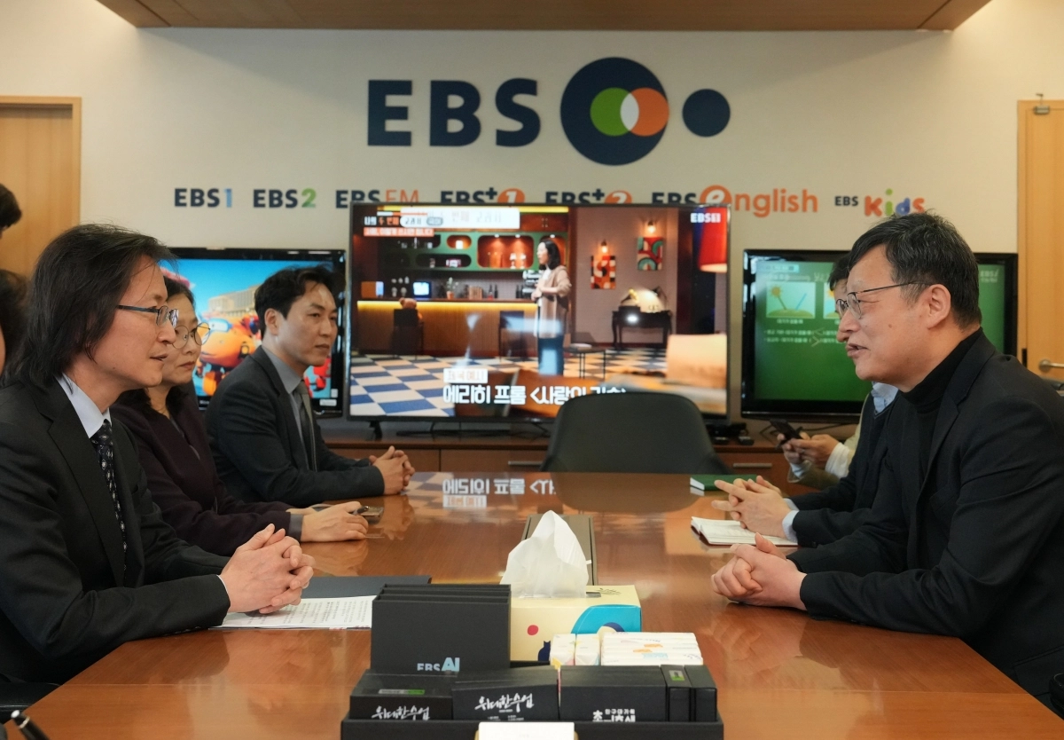 주병기(왼쪽) 공정거래위원장이 8일 경기 고양 EBS 방문해 관계자와 대화하고 있다. 공정거래위원회 제공