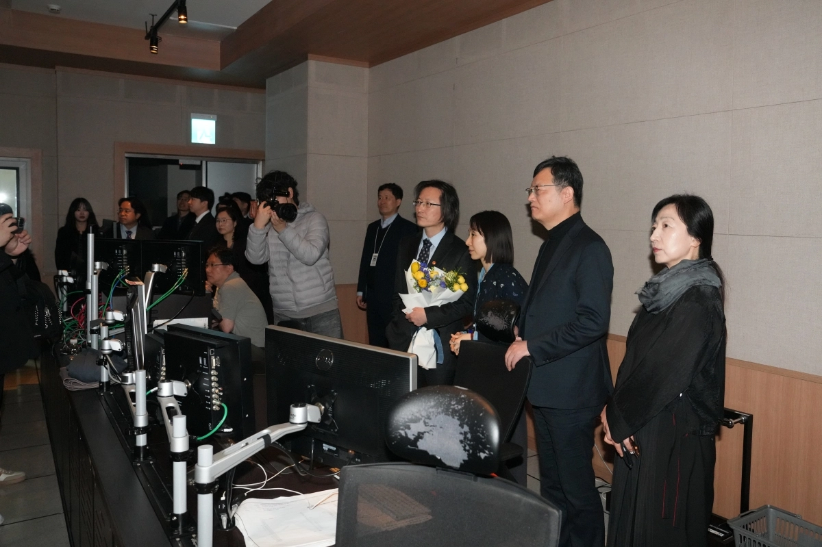 주병기(오른쪽에서 네번째) 공정거래위원장이 8일 경기 고양 EBS 스페이스홀을 방문해 현장을 둘러보고 있다.