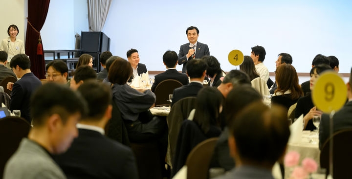 안규백 국방부 장관이 7일 서울 용산 국방컨벤션에서 열린 출입기자단 간담회에서 국방 현안에 대해 설명하고 있다. 2026. 4. 8. 국방부 제공