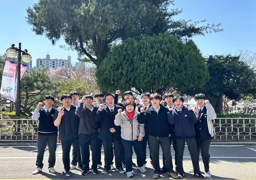 학생들과 함께 기념촬영하는 심미경 의원