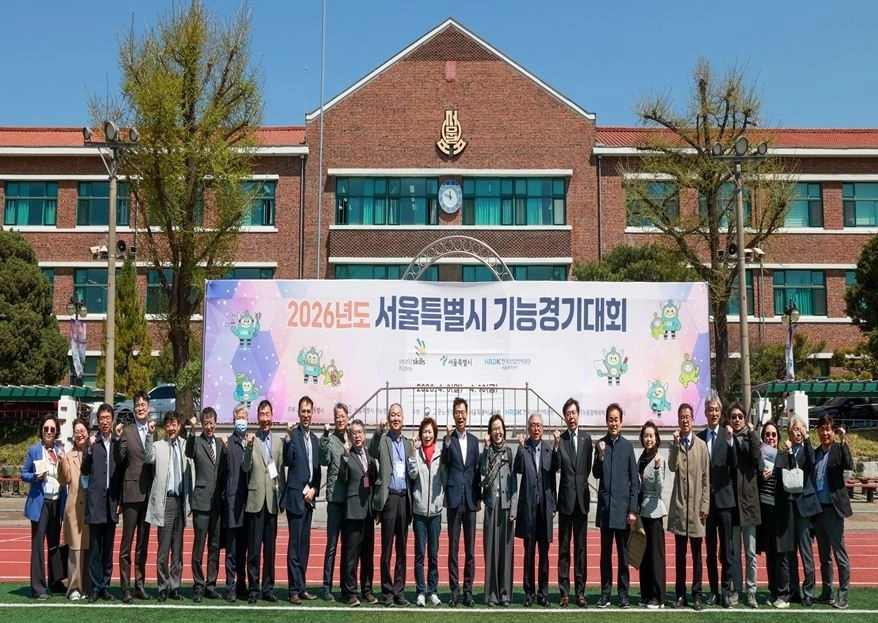 지난 7일 서울공업고등학교에서 열린 ‘2026년도 서울시 기능경기대회’ 참관 행사에 참석한 심미경 의원이 참석자들 단체로 기념촬영을 하고 있다.