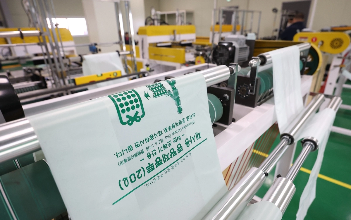 경기도 화성시 한 공장에서 쓰레기 봉투가 제작되고 있다. 연합뉴스
