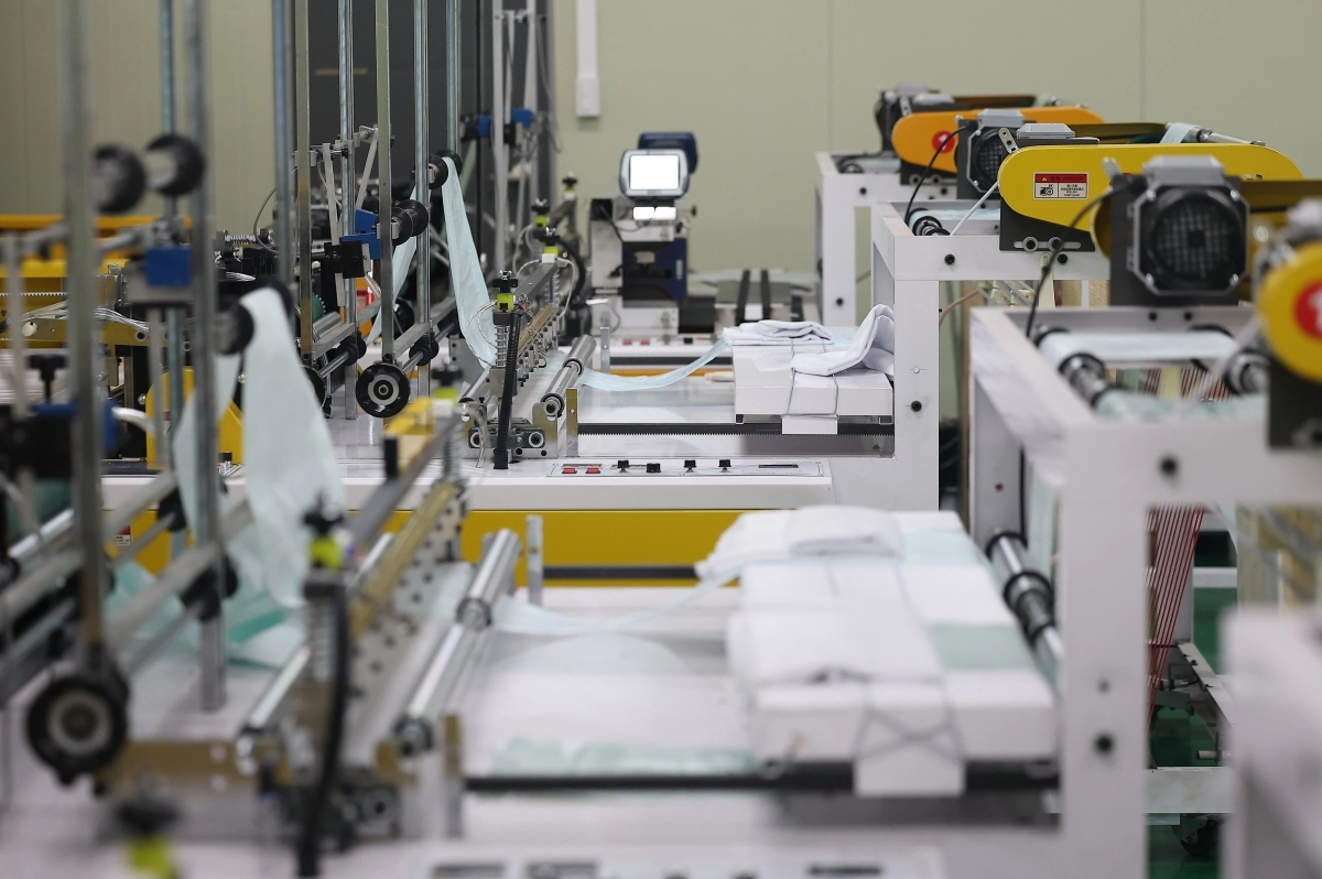 경기도 화성시 한 공장 쓰레기봉투 제작 라인 가동이 중단돼 있다. 연합뉴스