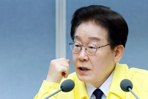 이재명 대통령이 8일 경기도 의왕 내륙컨테이너기지에서 열린 고유가 위기극복을 위한 화물운송ㆍ물류업계 현장 간담회에서 발언하고 있다. 2026.4.8 연합뉴스