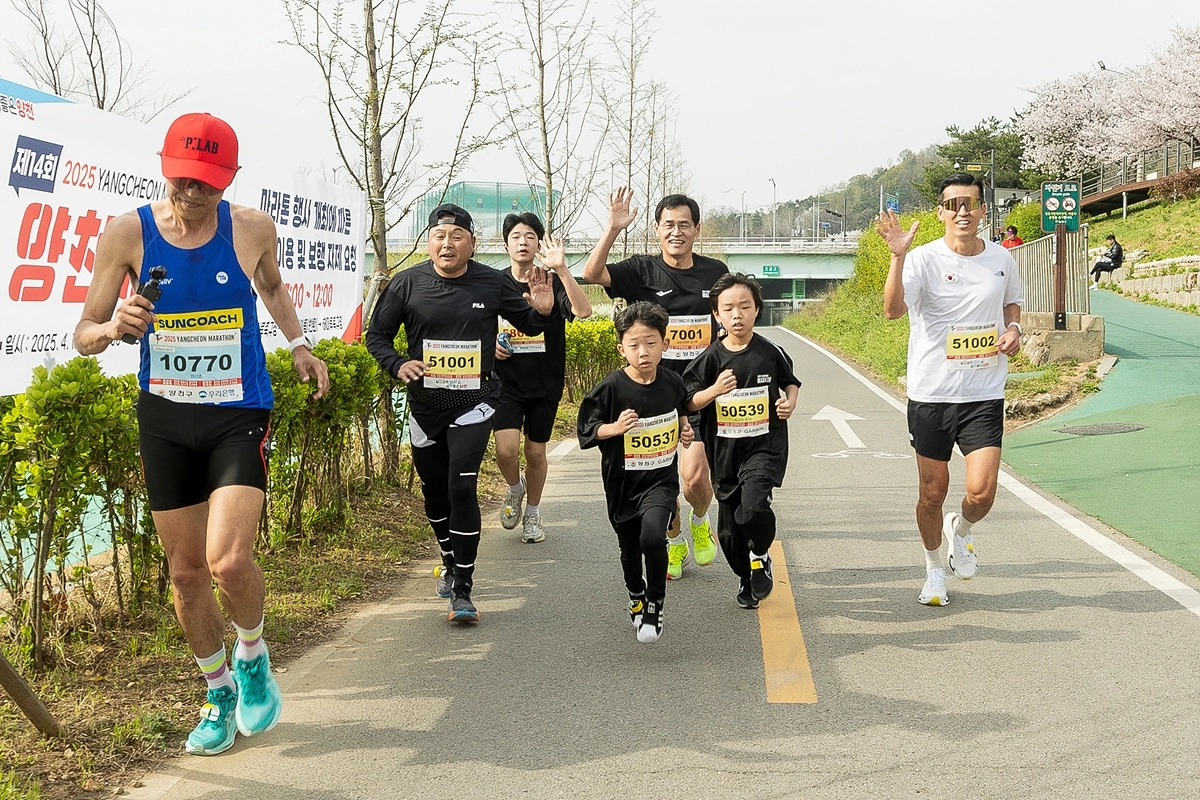 이기재(왼쪽 다섯 번째) 양천구청장이 지난해 4월 열린 ‘제14회 양천마라톤 대회’에서 참가자들과 함께 뛰고 있다. 양천구 제공