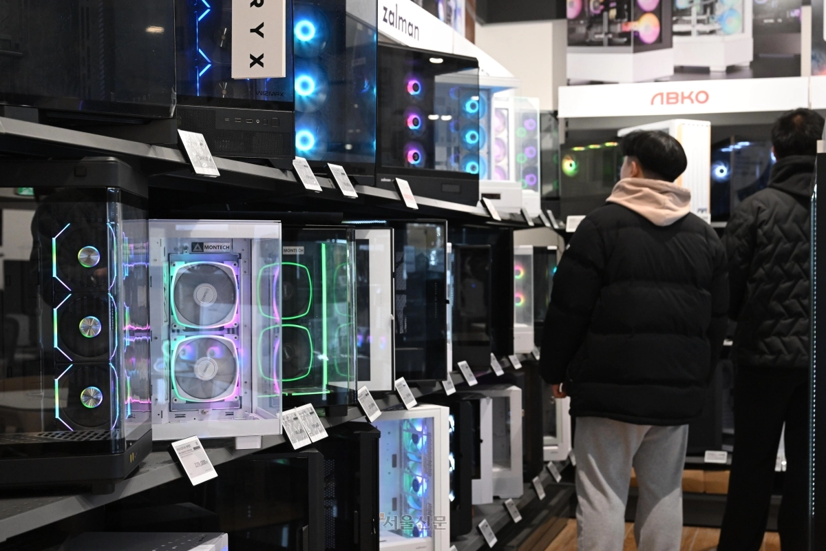 D램 가격 상승으로 조립PC 가격까지 덩달아 치솟고 있는 가운데 서울 용산구 전자랜드 한 매장에 PC 부품들이 진열돼 있다. 이지훈 기자