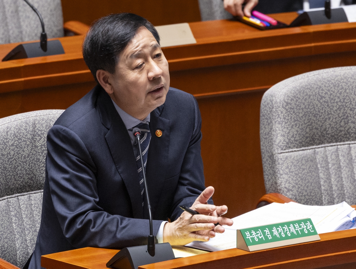 구윤철 부총리 겸 재정경제부 장관이 8일 국회에서 ‘전쟁 추경’ 심의를 위한 예산결산특별위원회 전체회의에 참석해 질의에 답하고 있다. 2026.4.8 연합뉴스