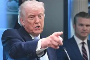 트럼프 “이란, 해협 통행료 멈춰라”…통행량 제한엔 “합의 위반”