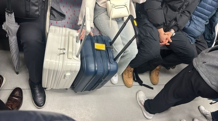 한 여성이 퇴근 시간에 지하철 좌석 앞을 자신의 캐리어 2개로 막고 있다. 보배드림 캡처