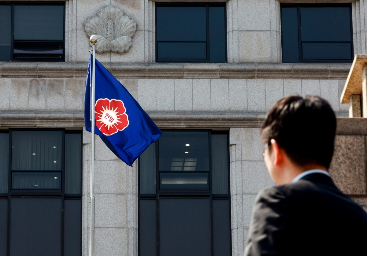 25일 서울 종로구 헌법재판소에 걸린 헌법재판소 깃발이 바람에 휘날리는 모습. 뉴스1