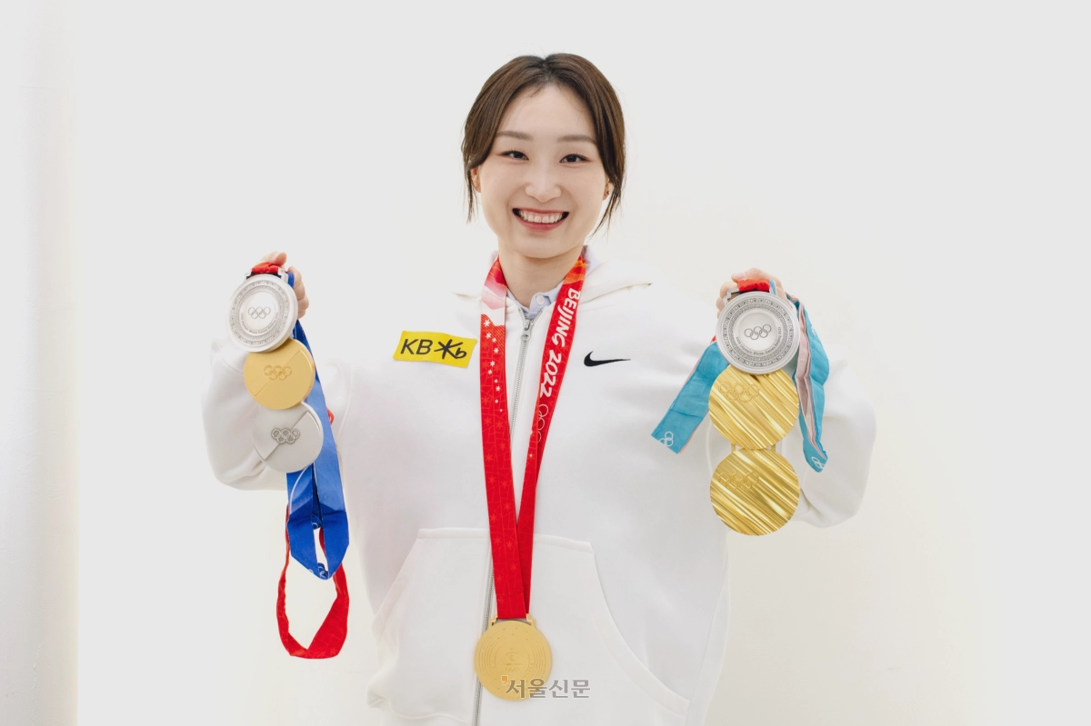 최민정이 지난 11일 서울 강남구 올댓스포츠에서 그간 올림픽에 출전해 따낸 메달 7개를 들고 활짝 웃고 있다. 2026.3.11 류재민 기자