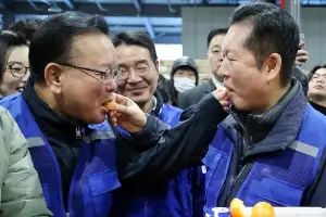 [포토] 서로 감귤 먹여주는 정청래·김부겸