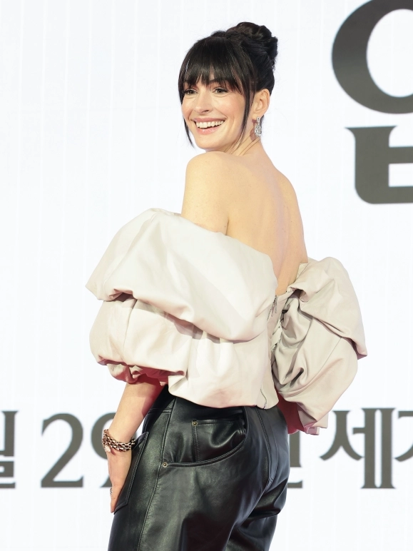 배우 앤 해서웨이와 메릴 스트립이 8일 서울 종로구 포시즌스 호텔 서울에서 열린 영화 ‘악마는 프라다를 입는다 2’(감독 데이빗 프랭클) 내한 기자간담회에서 포즈를 취하고 있다. 2026.4.8.<br>뉴스1