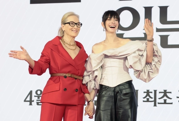 배우 메릴 스트립과 앤 해서웨이(오른쪽)가 8일 서울 종로구 포시즌스 호텔 서울에서 열린 영화 ‘악마는 프라다를 입는다 2’(감독 데이빗 프랭클) 내한 기자간담회에서 포즈를 취하고 있다. 2026.4.8.<br>뉴스1