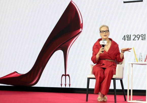 배우 메릴 스트립이 8일 서울 종로구 포시즌스 호텔 서울에서 열린 영화 ‘악마는 프라다를 입는다 2’(감독 데이빗 프랭클) 내한 기자간담회에 참석해 취재진 질문에 답하고 있다. 2026.4.8.<br>뉴스1