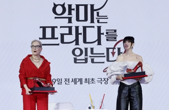 배우 메릴 스트립(왼쪽), 앤 헤서웨이가 8일 서울 종로구 포시즌스 호텔에서 열린 영화 ‘악마는 프라다를 입는다2’ 내한 기자간담회에서 관계자에게 꽃신 선물을 받고 있다. 2026.04.08. <br>뉴시스