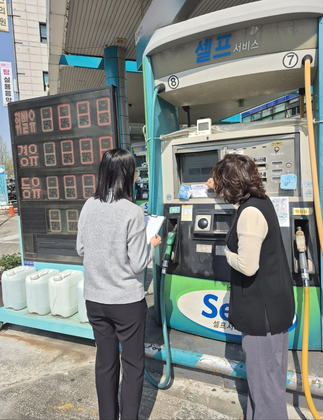 강동구 관계자들이 지난 3월 지역 내 주유소에서 가격표시제 이행 상태와 표시 가격·판매 가격 일치 여부를 점검하고 있다. 강동구 제공
