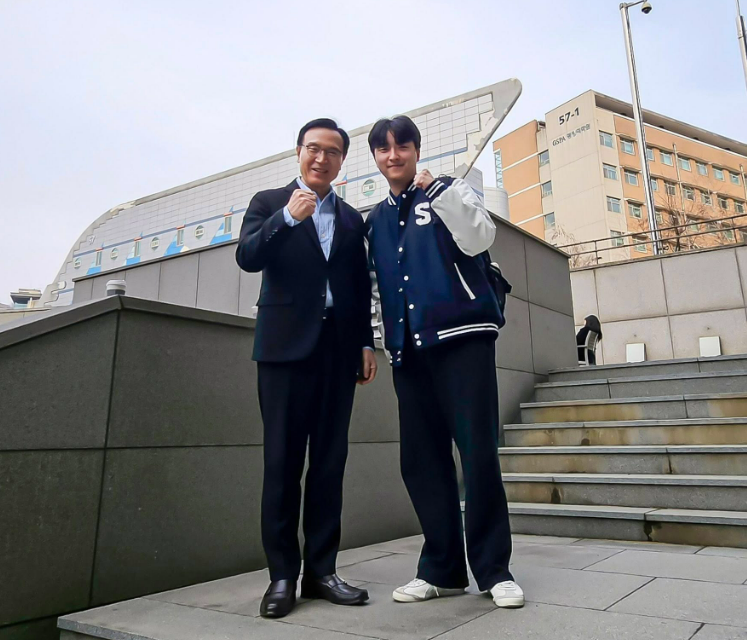 임 교육감이 2026학년도 대입 수시전형에서 의대·한의대·약대에 모두 합격해 이른바 ‘메디컬 3관왕’에 오른 뒤 사범대를 선택해 화제를 모은 화성 병점고 졸업생 유하진군과 파이팅을 외치고 있다. 임태희교육감 SNS 캡처