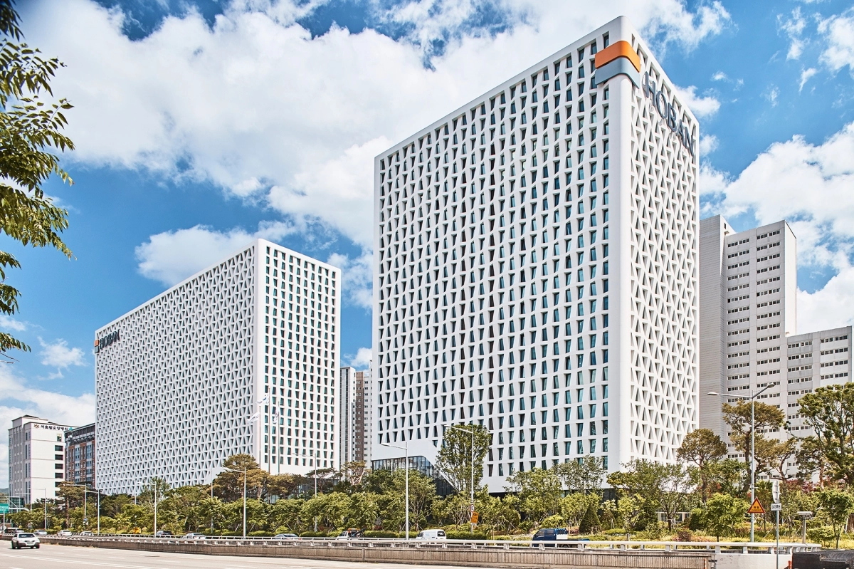 호반그룹이 지난해 연결 기준 자산 20조 1430억원, 매출 9조 7690억원을 기록했다고 8일 밝혔다. 사진은 서울 서초구 우면동 호반그룹 사옥인 호반파크 전경. 호반그룹 제공