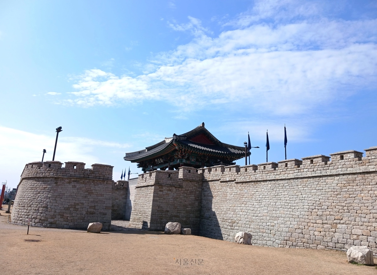 경주읍성 동문 향일문. 이 문으로 읍성 내부에 들어가면 왼쪽에 관아 터, 오른쪽에 태조의 어진을 모신 집경전의 흔적이 남아있다.