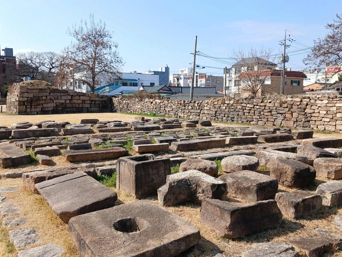 경주읍성 동쪽 성벽 밖의 석물마당. 발굴조사에서 수습한 각종 건축 자재를 한데 모았다.