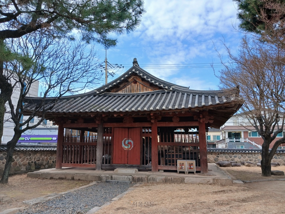 경주문화원 마당에 남은 성덕대왕신종의 옛 종각. 신종이 국립경주박물관으로 옮겨간 이후 창고로 쓰는 듯하다.