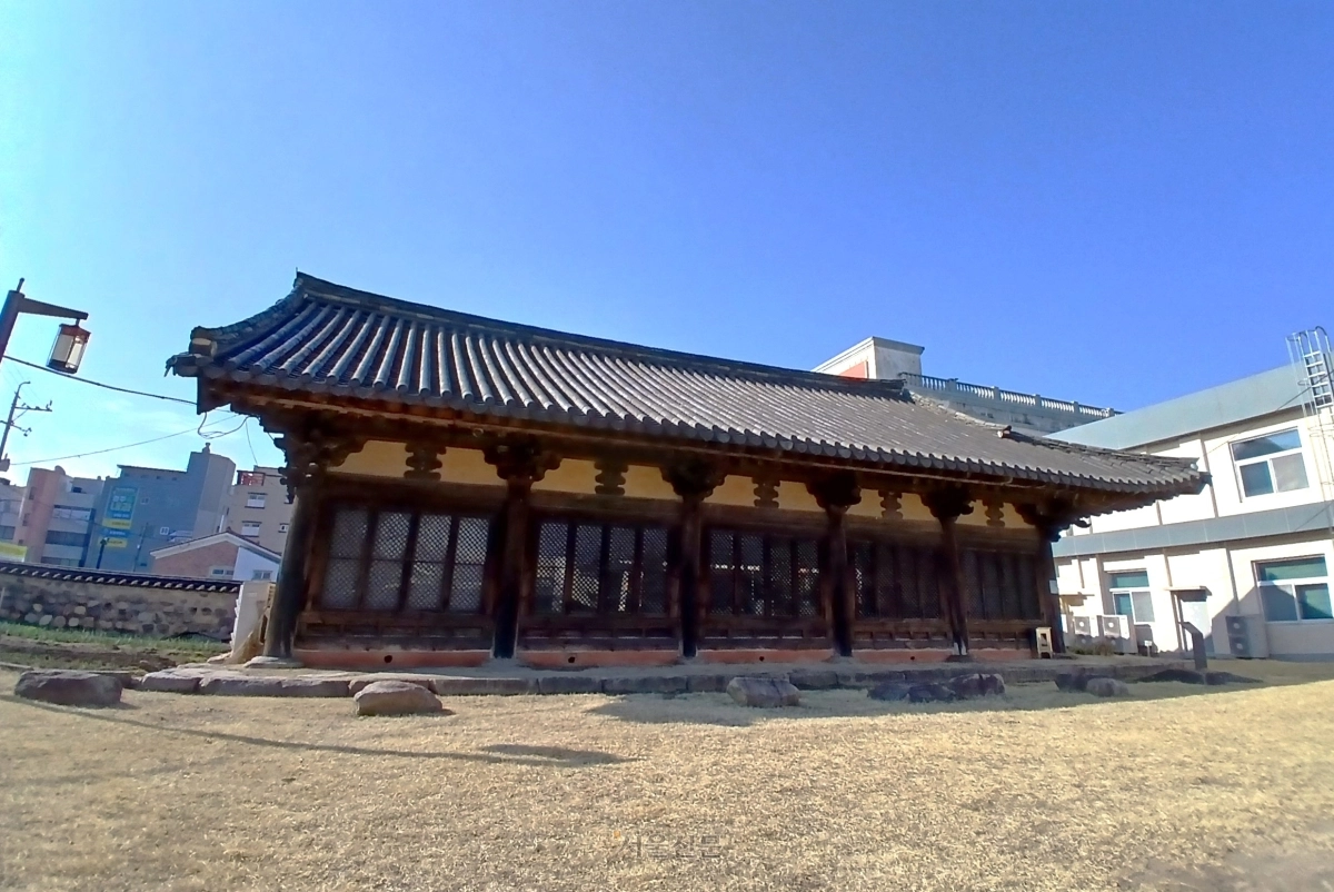 경주 객사 동경관. 정청을 중심으로 양 옆에 동헌과 서헌이 있었으나 서헌만 남았다.